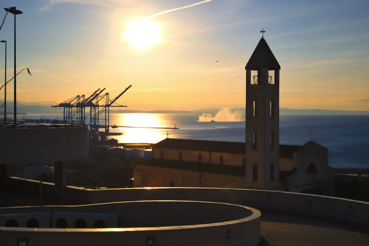 Pogled na luku Rijeka u blizini sjedišta Servis Doma